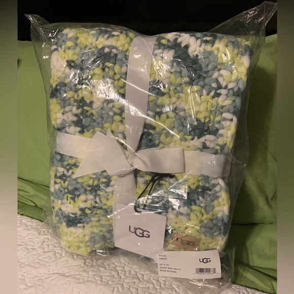 UGG Multicolor Knit Sylvie Throw Blanket - Picture 1 of 6